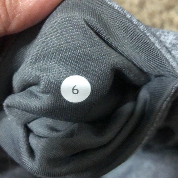 LULULEMON LEGGINGS size 6 medium waist - Picture 3 of 5